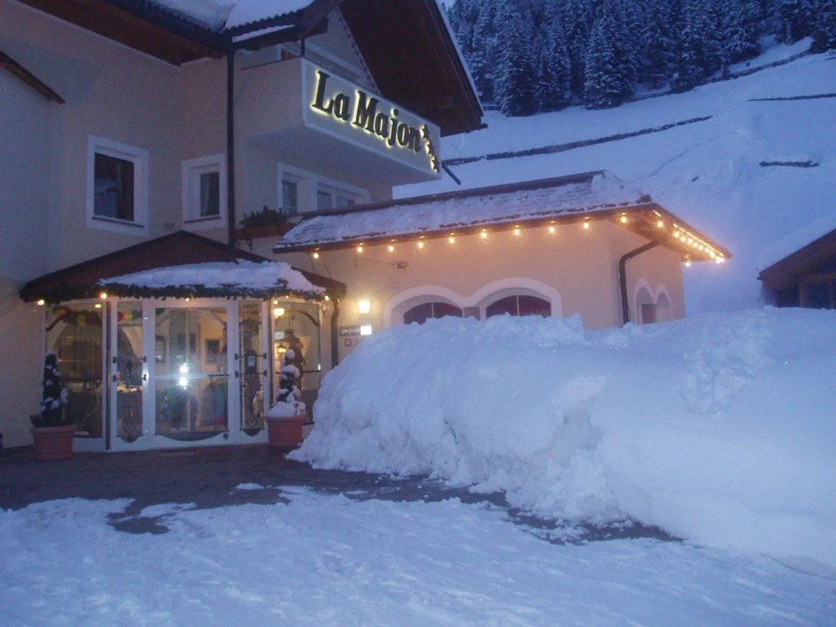 Eingang des La Majon im Schnee