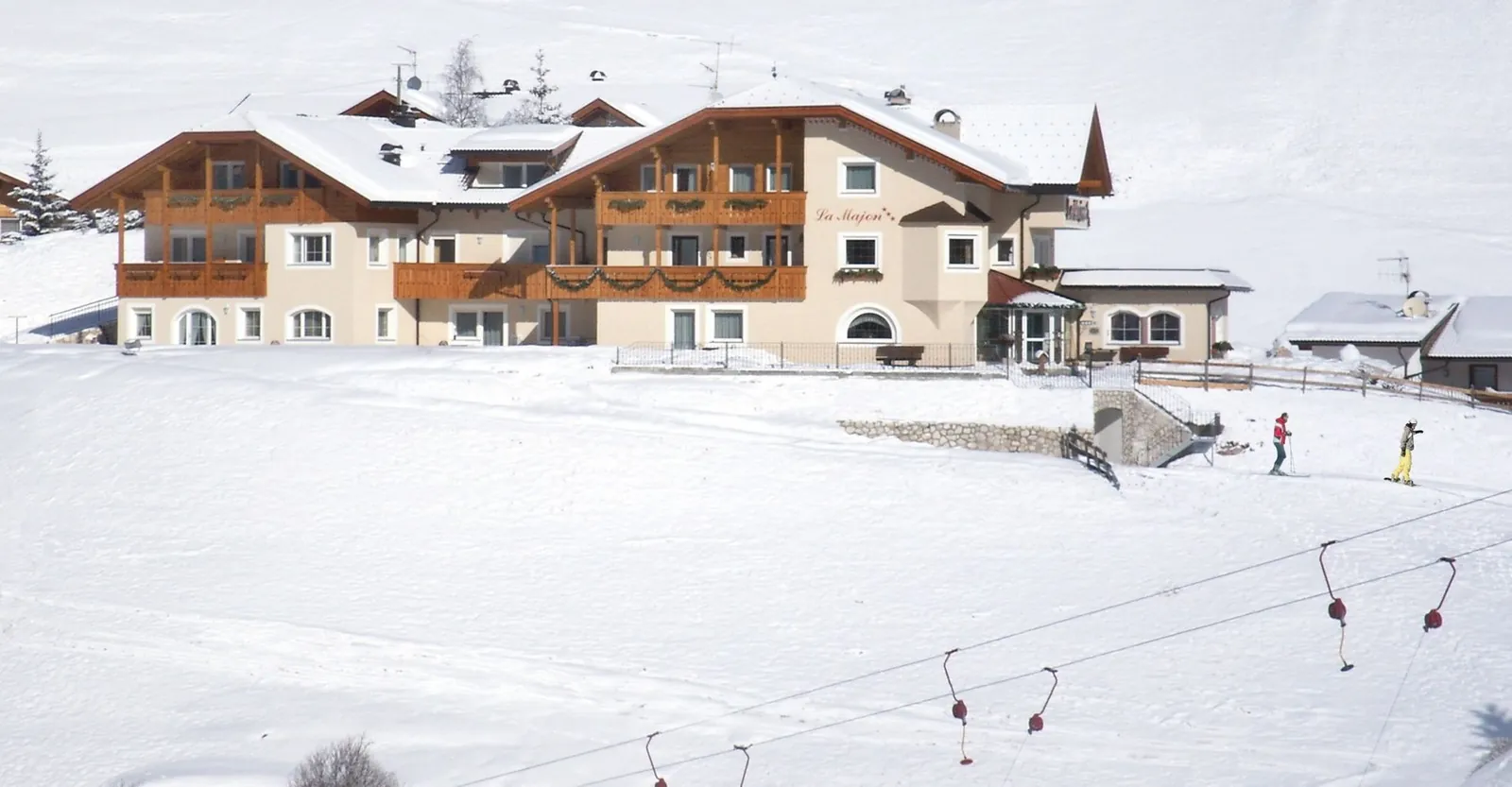 La Majon im Winter, der Cadepunt-Lift führt direkt am Haus vorbei