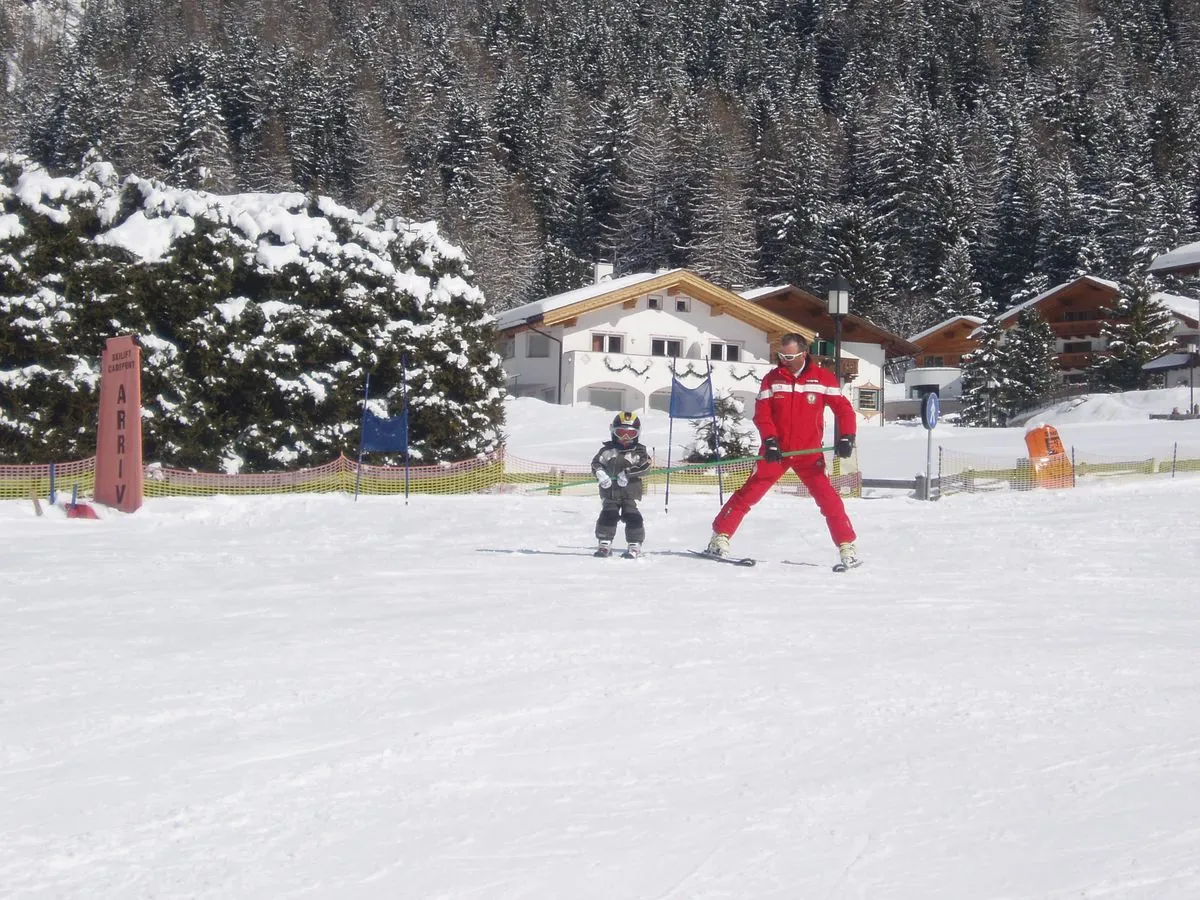 Kind auf der Piste vor dem Haus