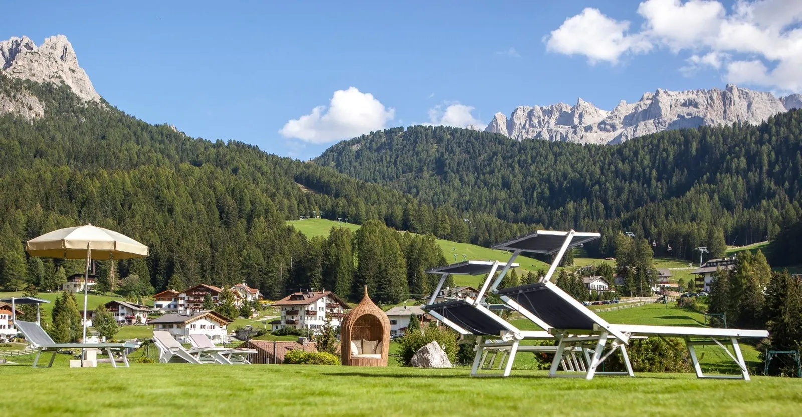 Liegewiese des La Majon im Sommer mit Blick auf die Dolomiten