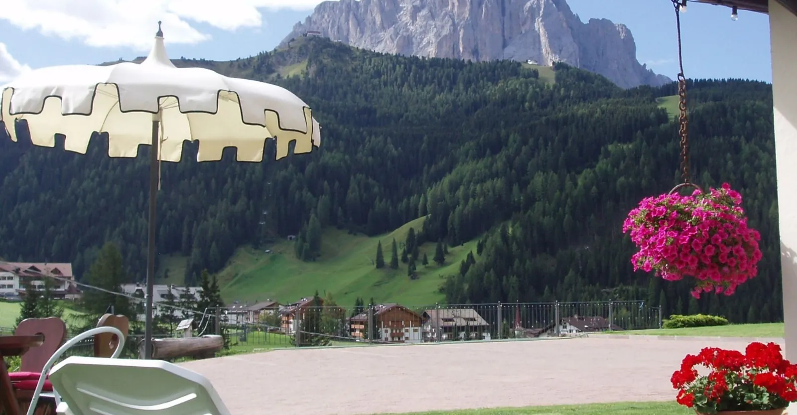 Blick von der Terrasse des La Majon auf den Langkofel