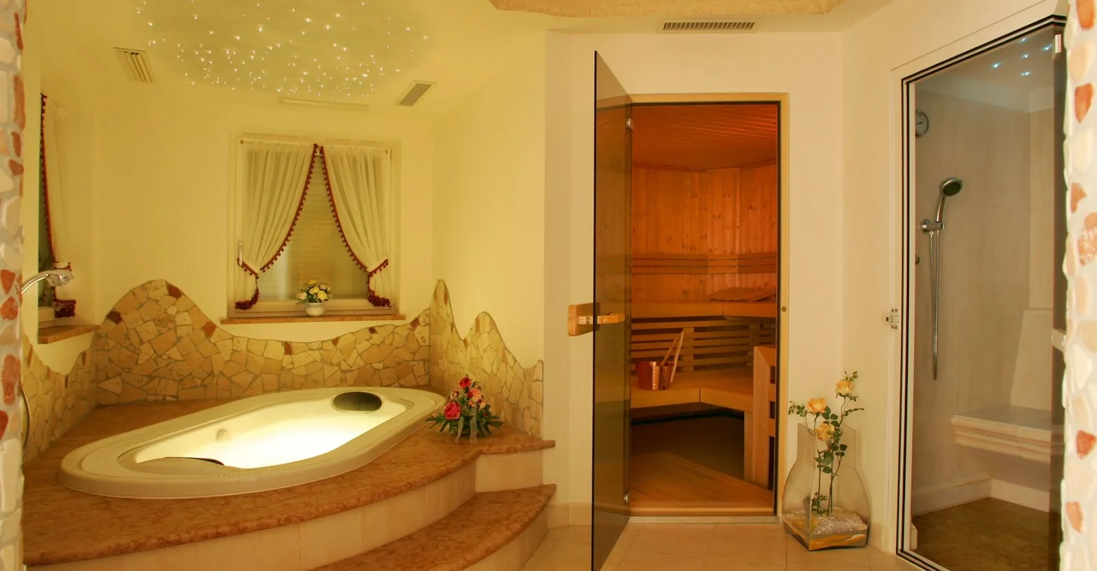 Wellnessbereich mit Whirlpool und Sauna
